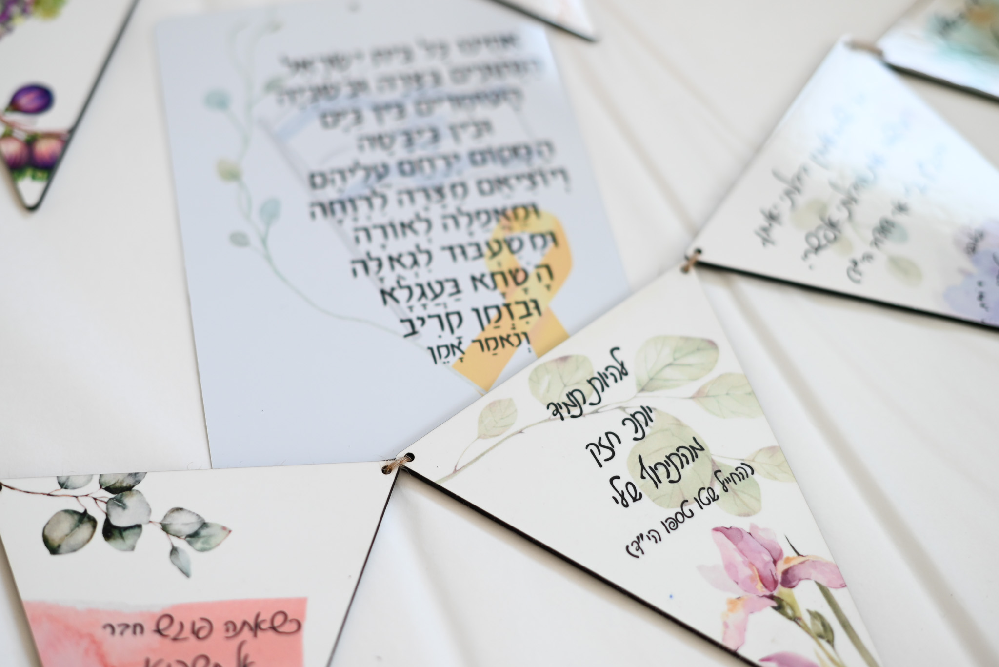קישוטים לסוכה דגלונים ושלטים