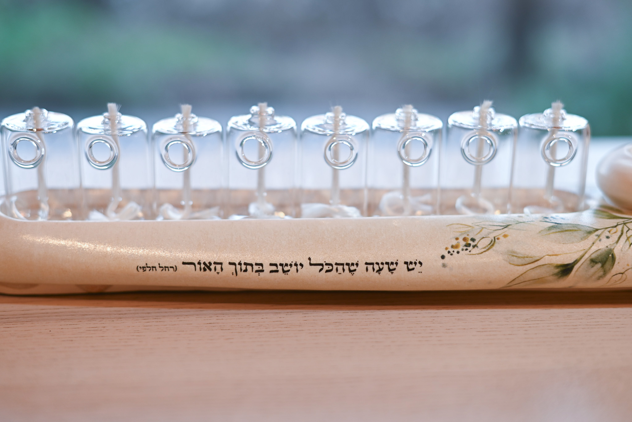 חנוכיה דגם עלים- יושב בתוך האור | קולקציית טבע