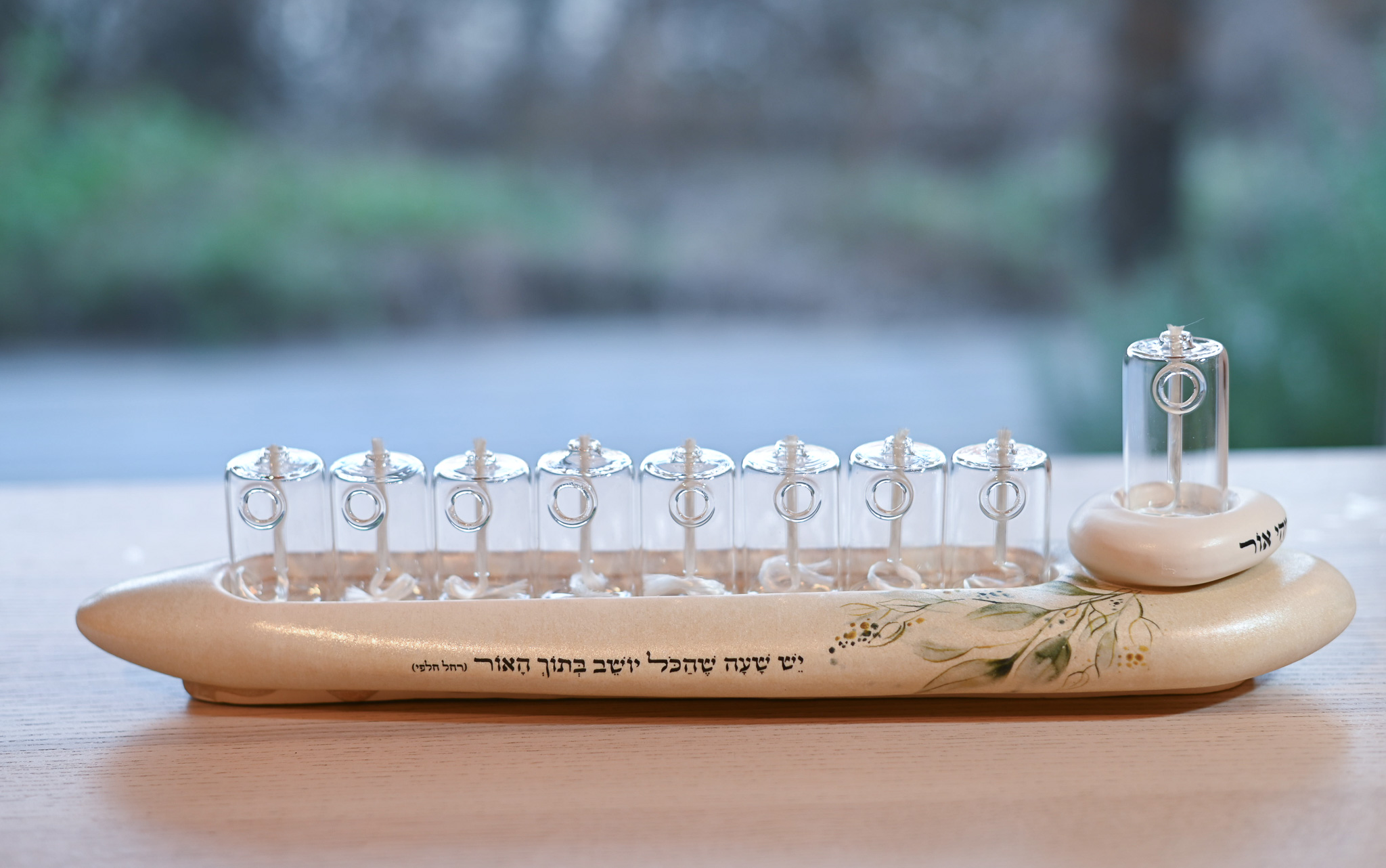 חנוכיה דגם עלים- יושב בתוך האור | קולקציית טבע