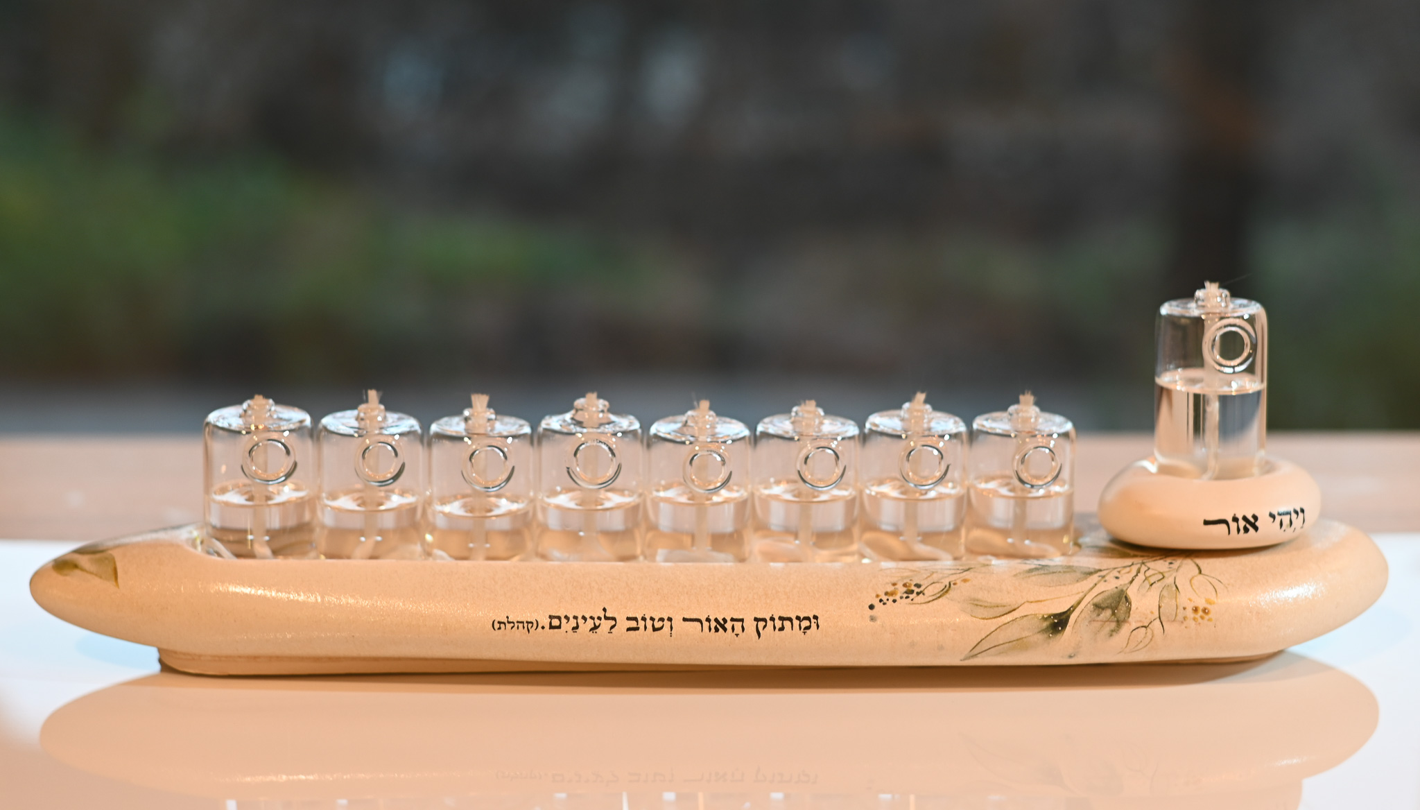 חנוכיה דגם עלים- מתוק האור | קולקציית טבע