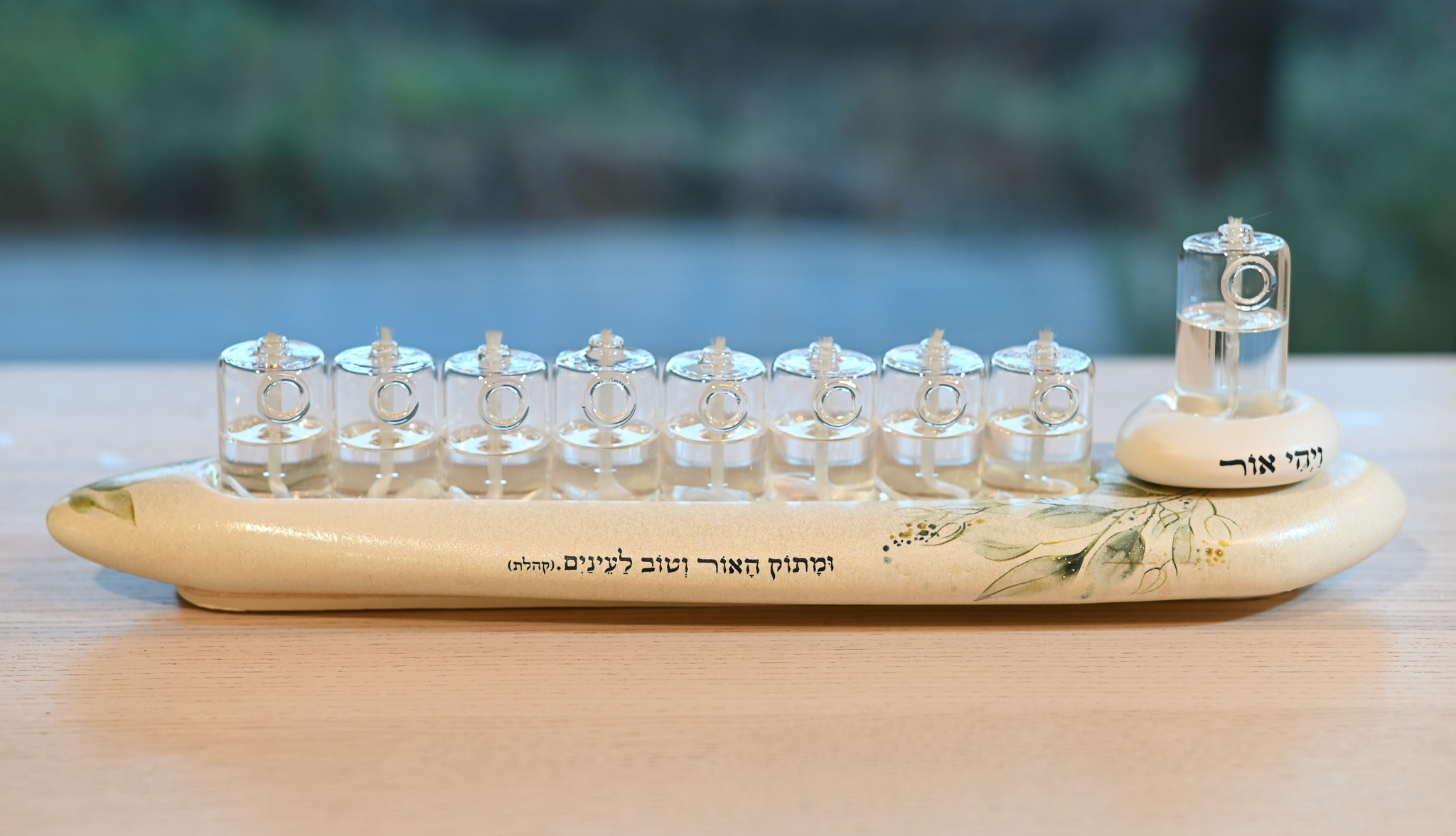 חנוכיה דגם עלים- מתוק האור | קולקציית טבע