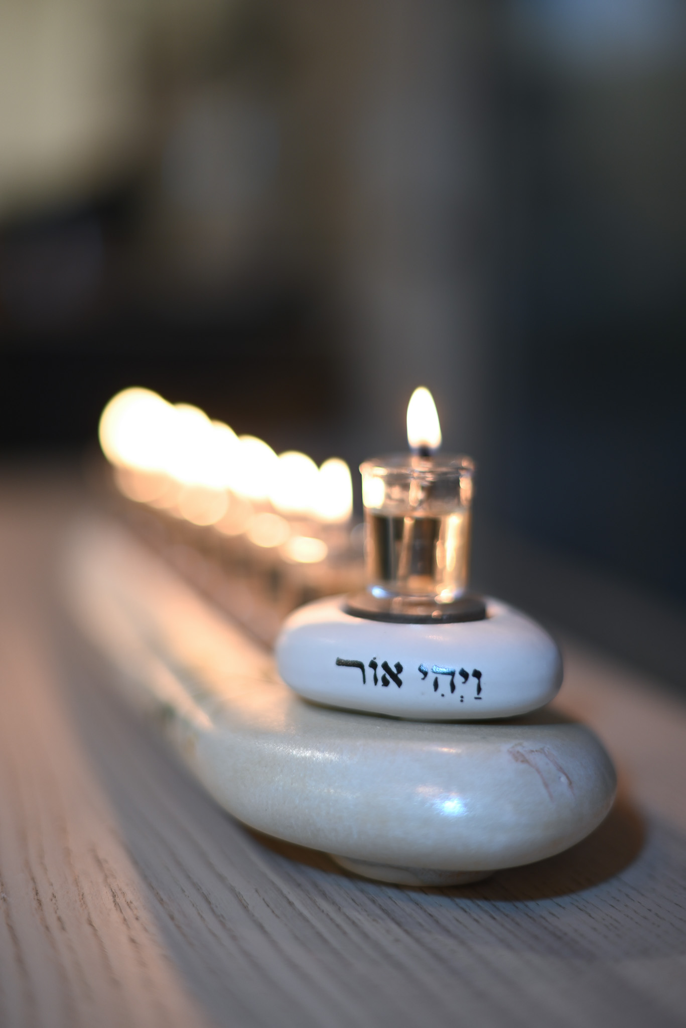 חנוכיה דגם עלים- מתוק האור | קולקציית טבע
