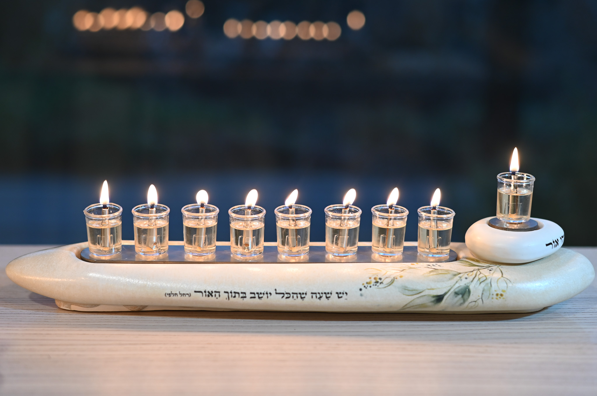 חנוכיה דגם עלים- מתוק האור | קולקציית טבע
